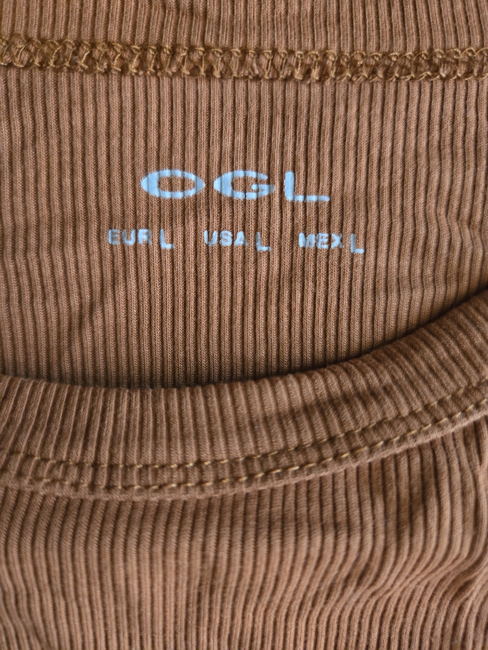 Crop Short Sleeve Ribbed Tee in Rust - Picture 3 of 4
